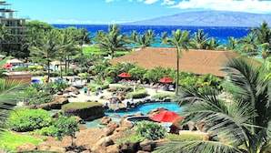 Ett semesterparadis med pool, palmer och utsikt över havet.