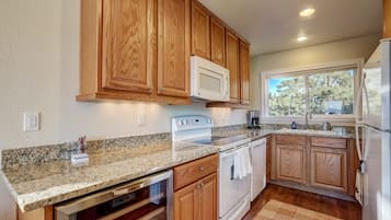 Townhome, Multiple Beds, Balcony, Mountain View (Scenic Escape) | Private kitchen | Fridge, microwave, oven, stovetop
