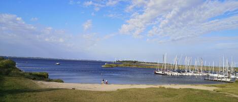 Plage à proximité, chaises longues