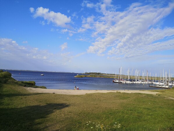 Vlak bij het strand, ligstoelen aan het strand
