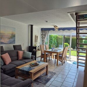 Een smart-tv, een open haard, een dvd-speler en een filmbibliotheek