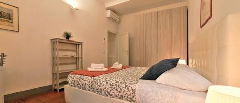 3 habitaciones, escritorio, tabla de planchar con plancha y wifi