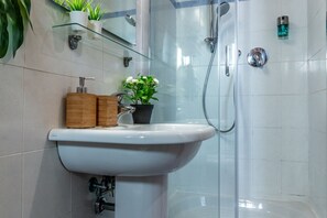 Douche, sèche-cheveux, bidet, serviettes fournies