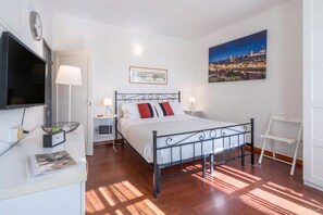 1 dormitorio, tabla de planchar con plancha, wifi y ropa de cama