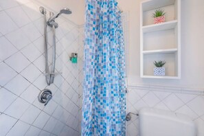 Dusche, Haartrockner, Handtücher