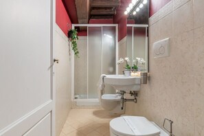 Shower, hair dryer, bidet, towels - Wine Apartments Florence Ciliegiolo  (Firenze)