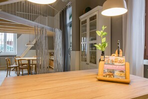 シティ アパートメント | リビング エリア | 32 インチの薄型テレビ (デジタル放送視聴可)、テレビ