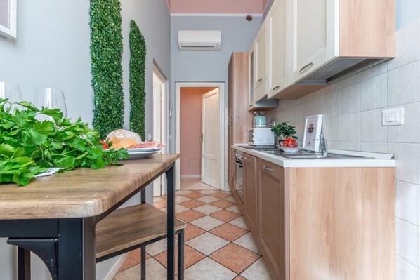 Kühlschrank, Mikrowelle, Ofen, Herdplatte