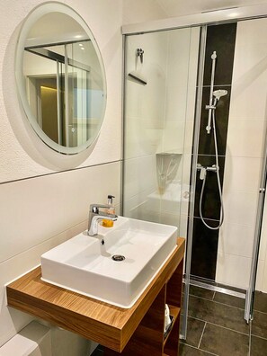 Dusche, Haartrockner, Handtücher, Seife
