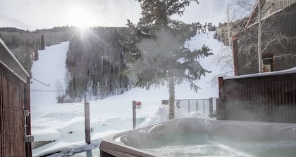 West End Retreat: Ski in/out w/ hot tub and sun!