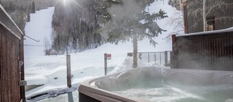 West End Retreat: Ski in/out w/ hot tub and sun!