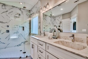 Combined shower/tub, hair dryer, towels - Sweet Serenity Resort Pool and a mile from beach (Santa Rosa Beach)