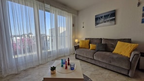 Living area - Royan - Quiet BRIGHT STUDIO - 30m from the BEACH - PARK area (ROYAN)