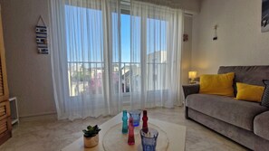 Flat-screen TV - Royan - Quiet BRIGHT STUDIO - 30m from the BEACH - PARK area (ROYAN)