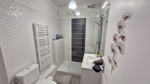 Bathroom - Royan - Quiet BRIGHT STUDIO - 30m from the BEACH - PARK area (ROYAN)