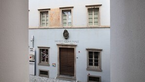 A building with a sign reading "MUSEO COMUNALE". - Charme Hotel al Torchio  (Ascona)