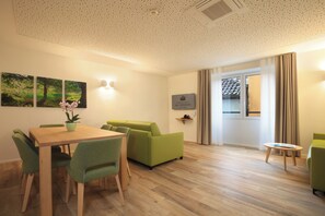 32-inch Smart TV with satellite channels, TV - Charme Hotel al Torchio  (Ascona)