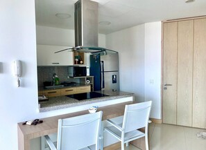 Basic Apartment | Private kitchen | Full-size fridge - Apartamento Moderno Norte Barranquilla (Barranquilla)