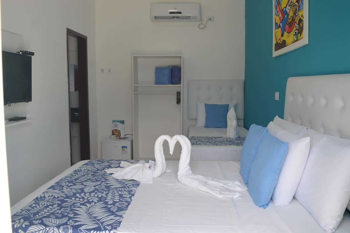 Habitación triple estándar | Escritorio, tabla de planchar con plancha, wifi gratis y ropa de cama
