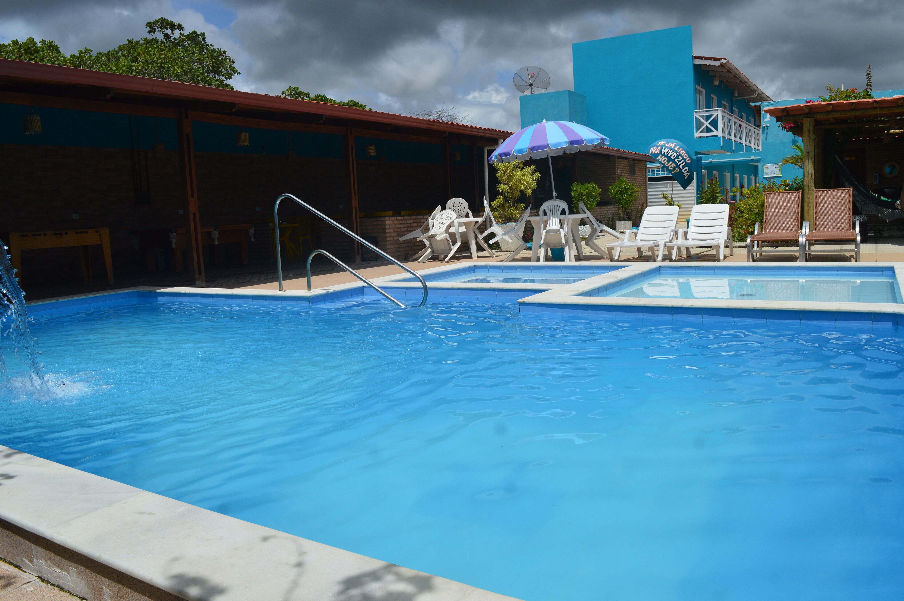 Piscina externa, funciona das 9h às 21h, guarda-sóis, espreguiçadeiras