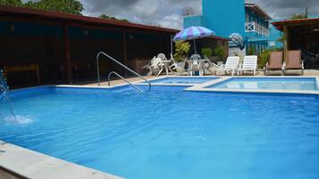 Piscina externa, funciona das 9h às 21h, guarda-sóis, espreguiçadeiras