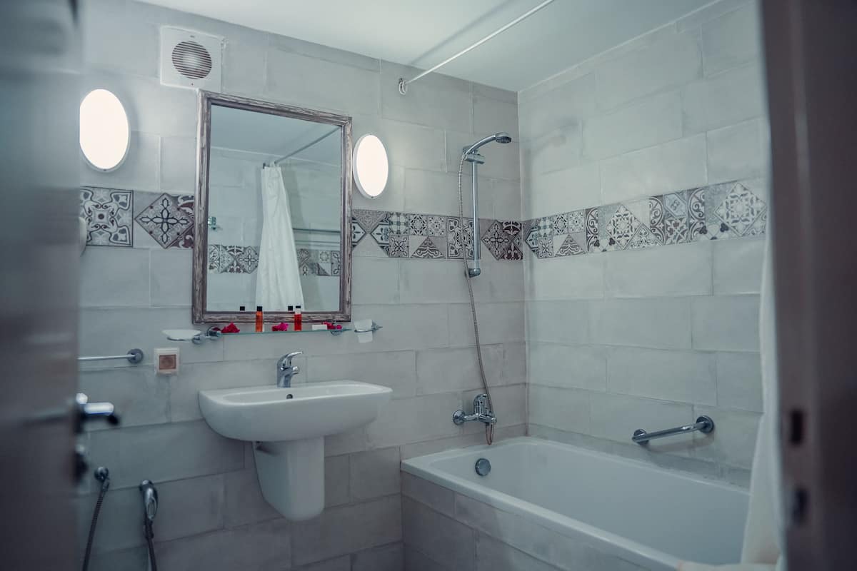 Badewanne, kostenlose Toilettenartikel, Haartrockner, Seife