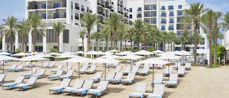 Privatstrand, weißer Sandstrand, Strandbar