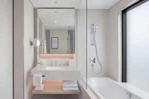 Suite ejecutiva, vista al océano | Baño | Amenidades de baño ecológicas, batas, pantuflas, toallas 