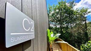 En träaltan med en skylt som visar texten: "C2 SUNRIDGE CUBES".