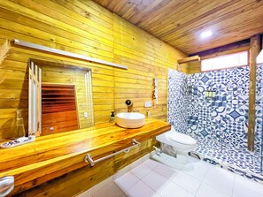 Towels, soap, shampoo, toilet paper