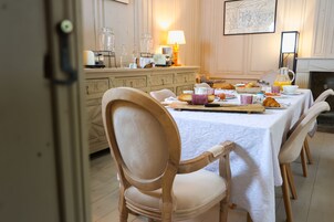 Café da manhã com buffet todos os dias (EUR 18 por pessoa) 