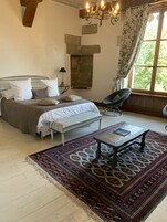 Quarto luxo | Escrivaninha, quartos à prova de som, Wi-Fi de cortesia, roupa de cama