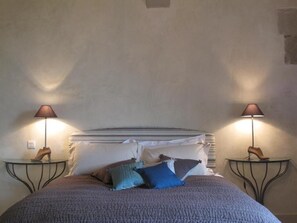 Escritorio, sistema de insonorización, wifi gratis y ropa de cama 