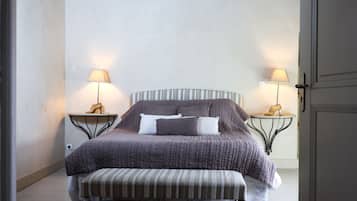 Escritorio, sistema de insonorización, wifi gratis y ropa de cama