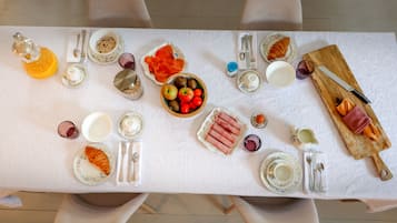 Desayuno buffet (EUR 18 por persona)