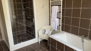 Superior kamer | Badkamer | Een haardroger, badjassen, handdoeken