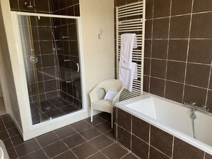 Kamar Superior | Kamar mandi | Pengering rambut, jubah mandi,  dan handuk