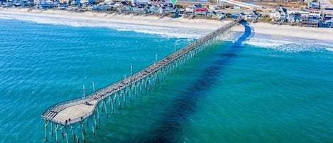在海滩、沙滩椅、沙滩毛巾