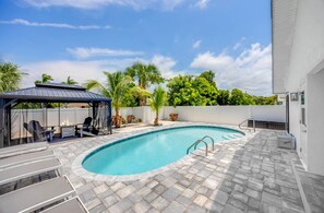 Outdoor pool, a heated pool - Luxurious Modern 4BR, Heated Pool near Beach and Mercato! Newly Renovated! (Naples)