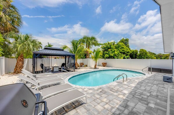 Outdoor pool, a heated pool - Luxurious Modern 4BR, Heated Pool near Beach and Mercato! Newly Renovated! (Naples)