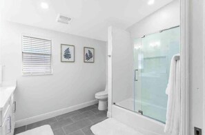 Bathtub, hair dryer, towels, soap - Luxurious Modern 4BR, Heated Pool near Beach and Mercato! Newly Renovated! (Naples)