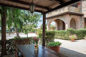 Outdoor dining - 10 minutes from the sea! Apartment with swimming pool and veranda. (Toscana)