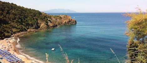 Una spiaggia nelle vicinanze