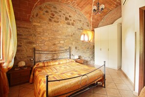 1 bedroom, free WiFi, wheelchair access - 10 minutes from the sea! Apartment with swimming pool and veranda. (Toscana)