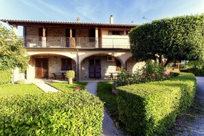 Exterior - 10 minutes from the sea! Apartment with swimming pool and veranda. (Toscana)