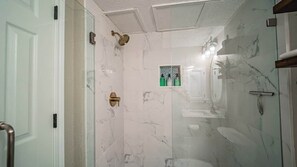 Bañera con ducha, secador de pelo, toallas, jabón