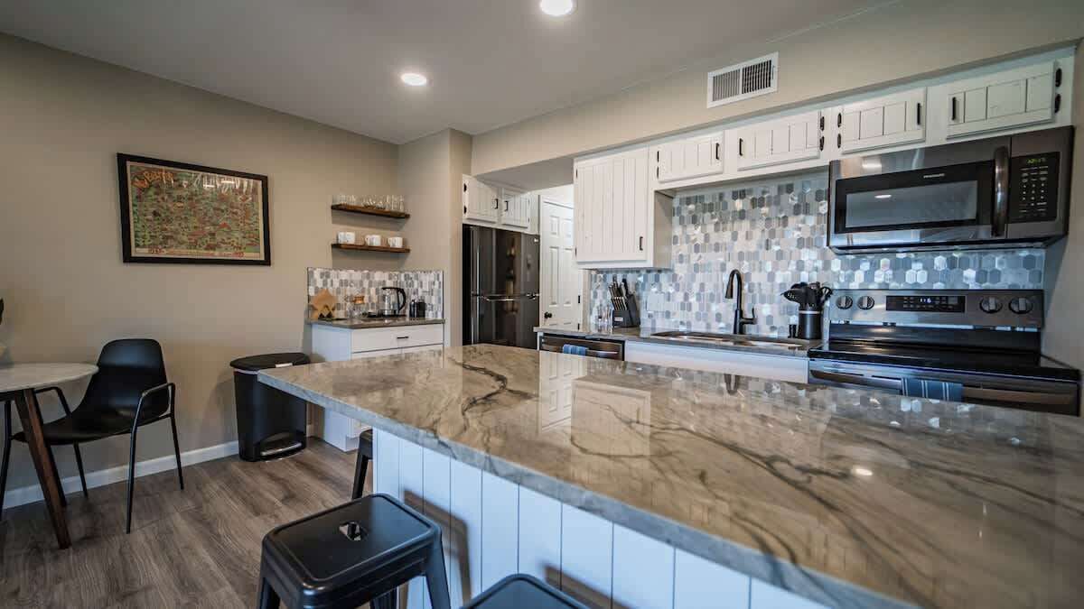 Jääkaappi, mikroaaltouuni, uuni, liesi