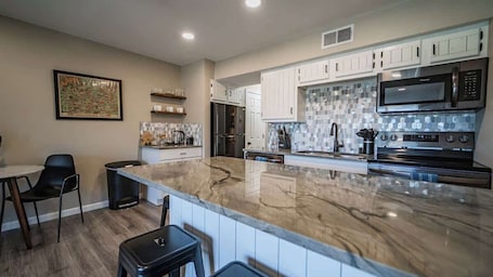 Fridge, microwave, oven, stovetop. Treasure on the COMAL! Downtown with Pool/Hot Tub!