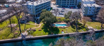 Treasure on the COMAL! Downtown with Pool/Hot Tub!