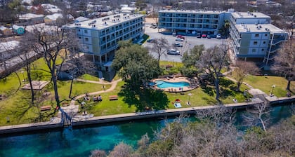 Treasure on the COMAL! Downtown with Pool/Hot Tub!